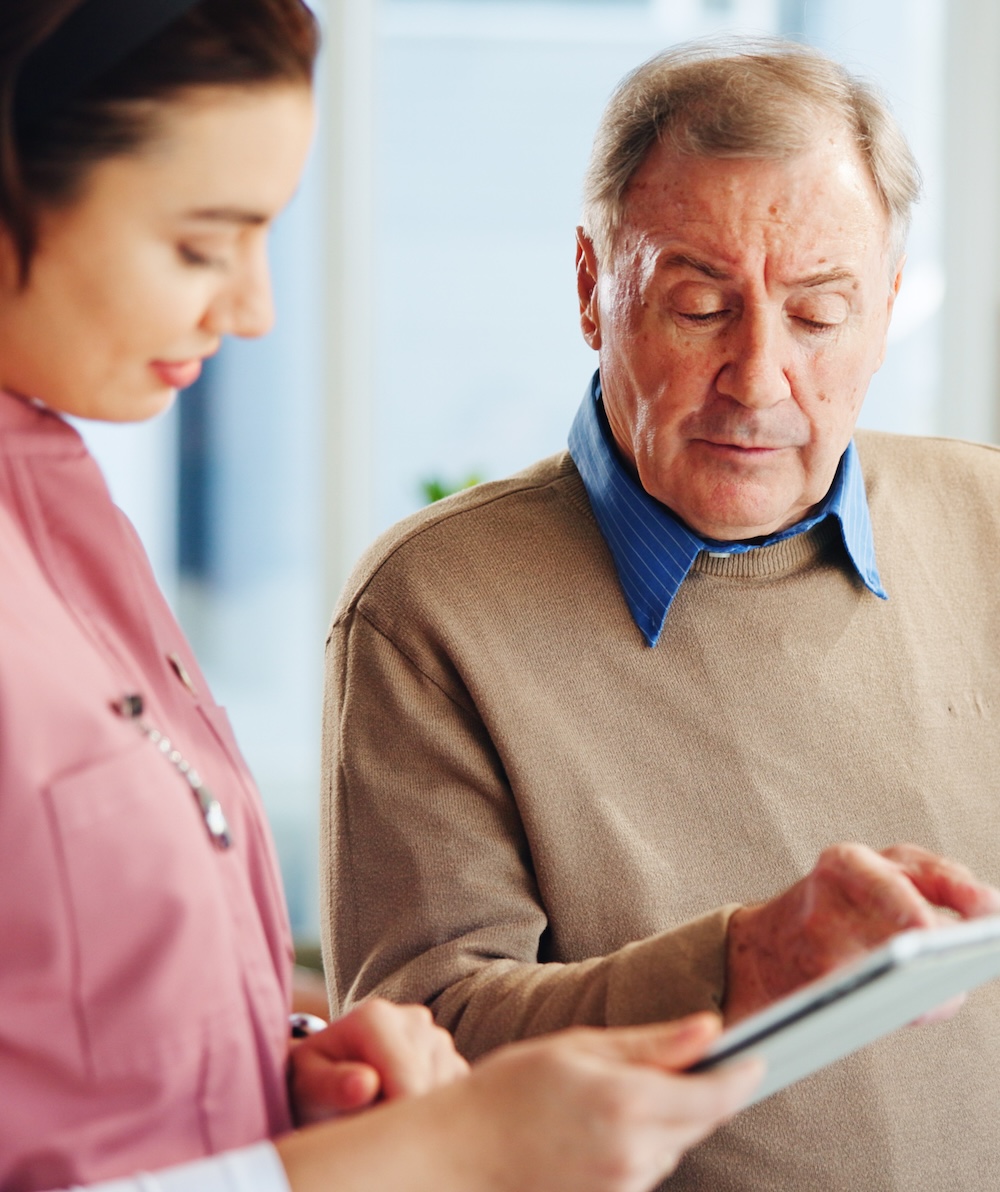 junge Frau berät älteren Mann