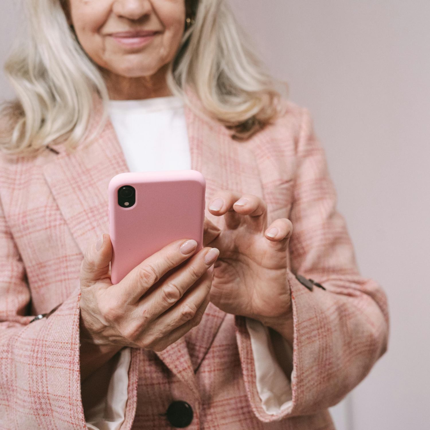 Rufen Sie uns an - Wir beraten Sie gern eine alte Frau telefoniert mit einem Handy